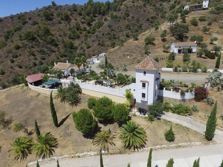 Tiny House 12M2 In Holiday Park With 55 M2 Pool Tolox Εξωτερικό φωτογραφία